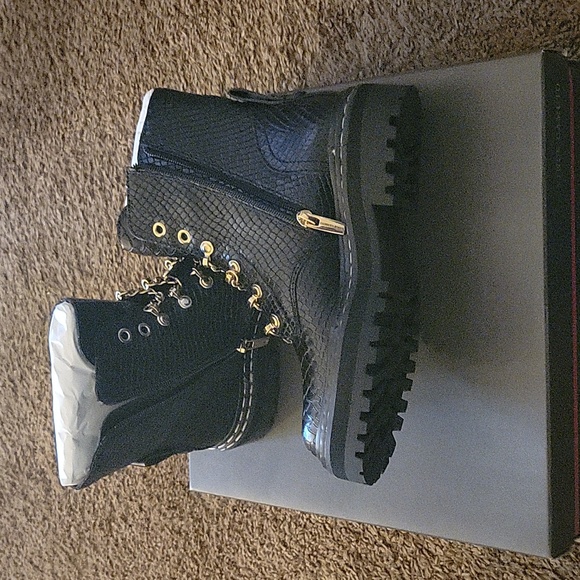 Vince Camuto Popinta Black Smooth Leather Snake Round Toe Chain Detailed Boots - Picture 11 of 14